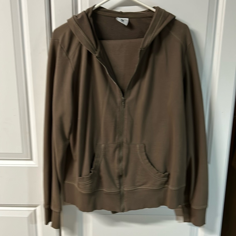 Columbia XL ladies, two-piece hooded top and pants with drawstring. Like new